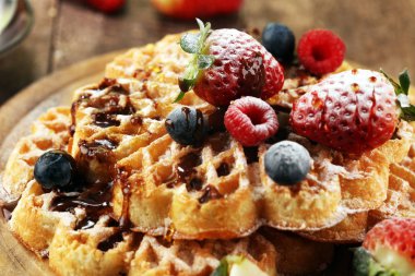 Waffle. Taze meyve ve toz ile geleneksel Belçikalı Waffle 
