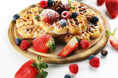 Waffle. Taze meyve ve toz ile geleneksel Belçikalı Waffle 