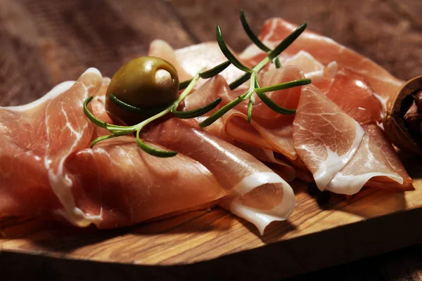 Italienska prosciutto Crudo eller Jamon med rosmarin. Rå skinka på rost — Stockfoto