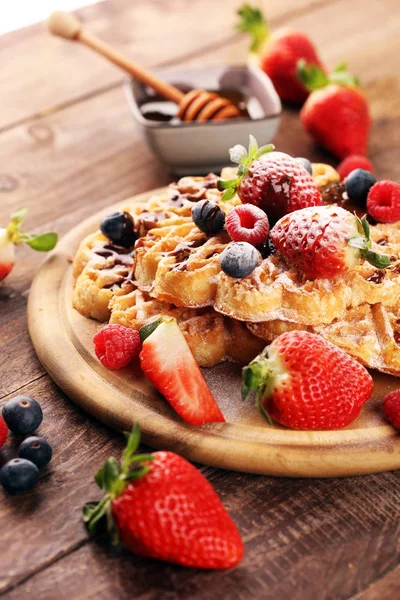 Waffle. Waffles belgas tradicionais com frutas frescas e pó — Fotografia de Stock