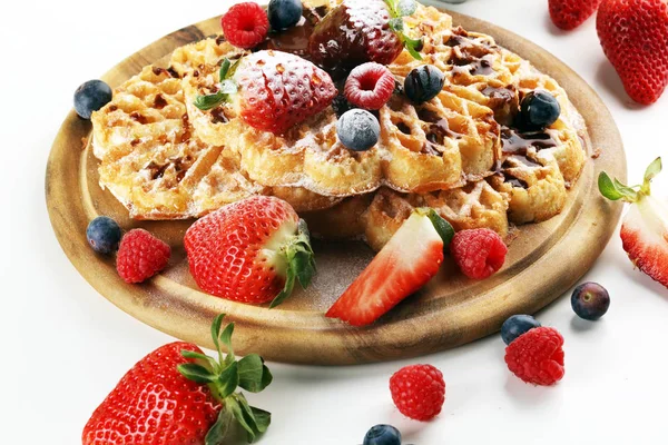 Waffle. Waffles belgas tradicionais com frutas frescas e pó — Fotografia de Stock