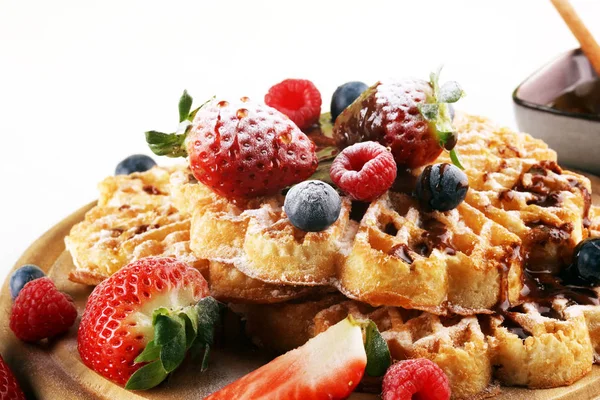 Waffle. Waffles belgas tradicionais com frutas frescas e pó — Fotografia de Stock