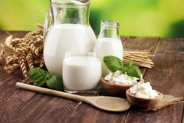 Produktów mlecznych. smaczne zdrowe produkty mleczne na stole. kwaśny CRE — Zdjęcie stockowe