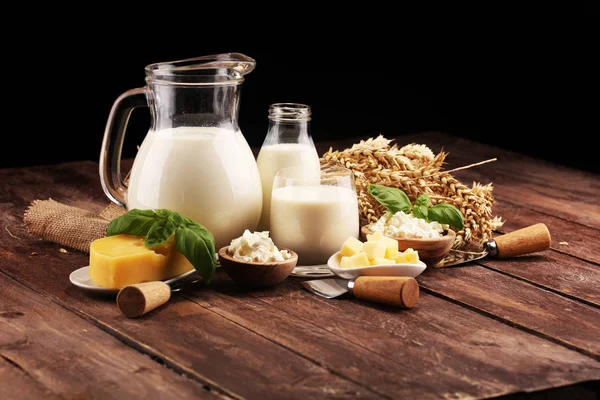 Productos lácteos - sabrosos productos lácteos saludables y tarro de leche y ch — Foto de Stock