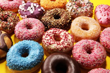Çikolatalı buzlu, pembe ile çeşitli donuts sırlı ve serpin