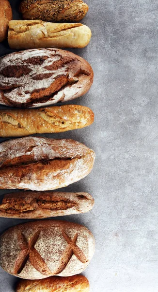 Pişmiş ekmek ve taş tablo backgro ekmek rulo çeşitleri — Stok fotoğraf