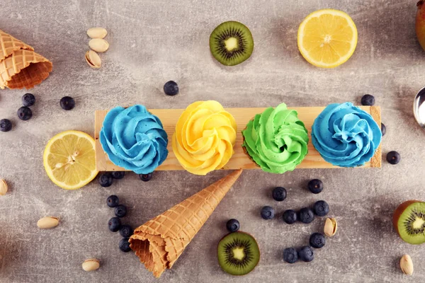 Yogurt gelato alla vaniglia o gelato morbido colorato in cono waffle . — Foto Stock