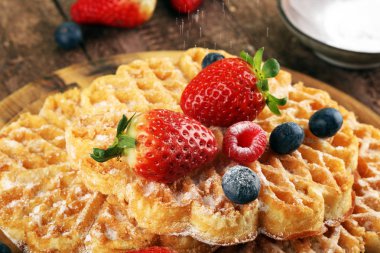 Waffle. Taze meyve ve toz ile geleneksel Belçikalı Waffle 