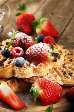 Waffle. Taze meyve ve toz ile geleneksel Belçikalı Waffle 