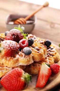 Waffle. Taze meyve ve toz ile geleneksel Belçikalı Waffle 