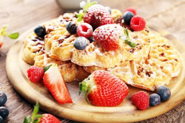 Waffle. Taze meyve ve toz ile geleneksel Belçikalı Waffle 