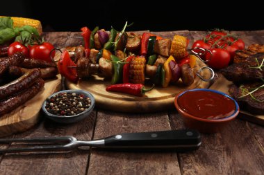 Çeşitli lezzetli ızgara et ve sebze rus tarih ile şiş