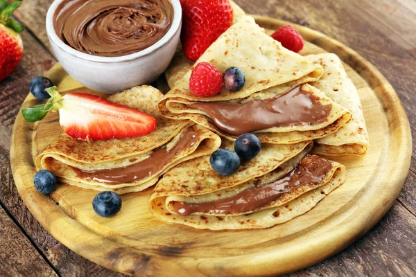Heerlijke smakelijke zelfgemaakte pannenkoeken met chocolade of pannenkoeken met — Stockfoto