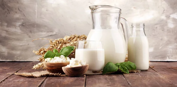 Produktów mlecznych. smaczne zdrowe produkty mleczne na stole. kwaśny CRE — Zdjęcie stockowe