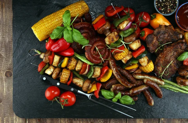 Geassorteerde heerlijk gegrilde vlees en spies met plantaardige op rus — Stockfoto