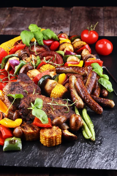 Geassorteerde heerlijk gegrilde vlees en spies met plantaardige op rus — Stockfoto