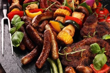 Çeşitli lezzetli ızgara et ve sebze rus tarih ile şiş