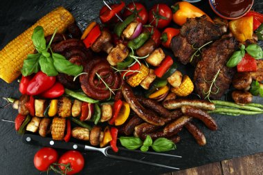 Çeşitli lezzetli ızgara et ve sebze rus tarih ile şiş