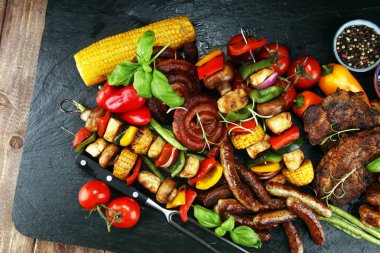 Çeşitli lezzetli ızgara et ve sebze rus tarih ile şiş