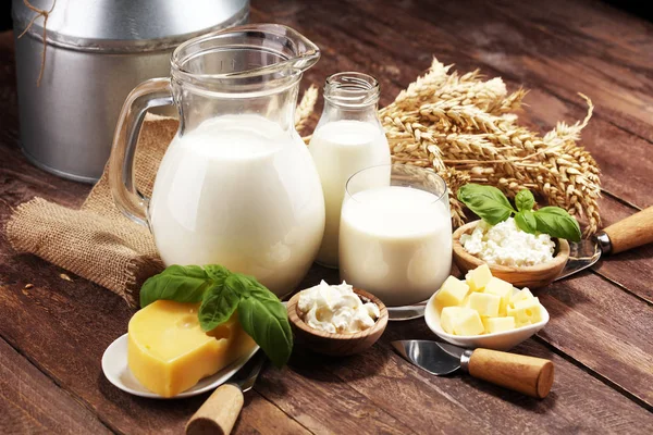 Produits laitiers - savoureux produits laitiers sains et pot de lait et ch — Photo