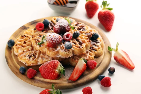 Waffel. traditionelle belgische Waffeln mit frischem Obst und Pulver — Stockfoto