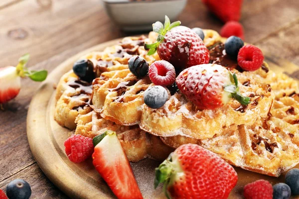 Waffle. Waffles belgas tradicionais com frutas frescas e pó — Fotografia de Stock