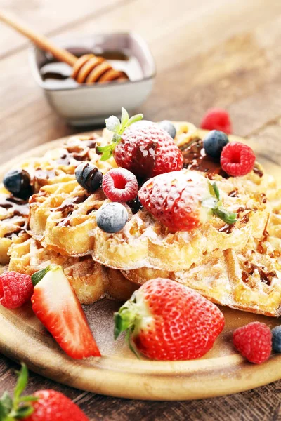 Waffle. Traditional belgian waffles with fresh fruit and powder — Stock Photo, Image