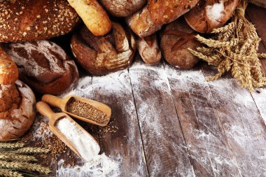 Ekmek ve ekmek çeşitleri gemide yukarıdan alır. Kı