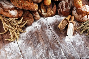 Ekmek ve ekmek çeşitleri gemide yukarıdan alır. Kı