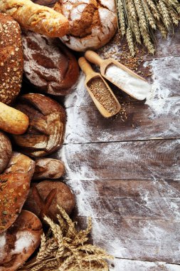 Ekmek ve ekmek çeşitleri gemide yukarıdan alır. Kı