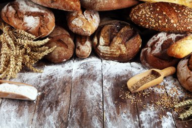 Ekmek ve ekmek çeşitleri gemide yukarıdan alır. Kı