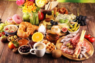 masada ekmek buns, kruvasan, kahve ve yumurta ile Kahvaltı
