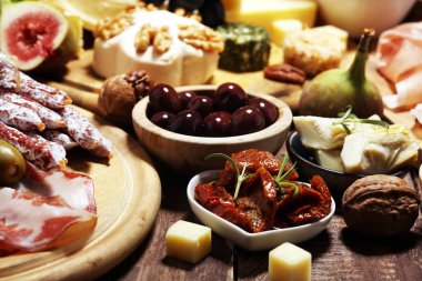 İtalyan antipasti şarap aperatifler küme. Peynir çeşitli, Mediterranean