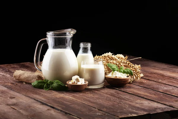 Produtos lácteos. produtos lácteos saudáveis saborosos em uma mesa. Cre azedo — Fotografia de Stock