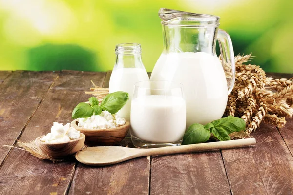 Produtos lácteos. produtos lácteos saudáveis saborosos em uma mesa. Cre azedo — Fotografia de Stock