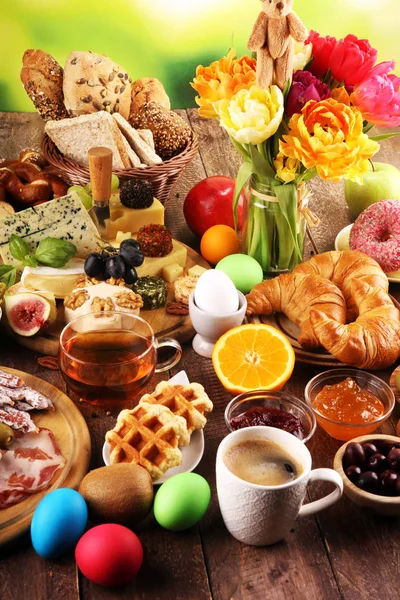 masada ekmek buns, kruvasan, kahve ve yumurta ile Kahvaltı