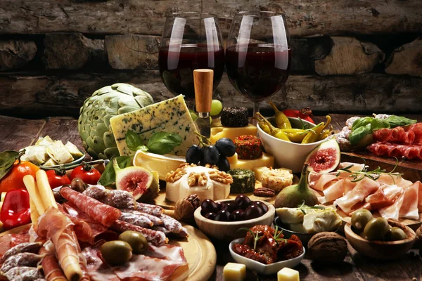 Italienische Antipasti Wein Snacks Set. Käsesorte, mediterran — Stockfoto