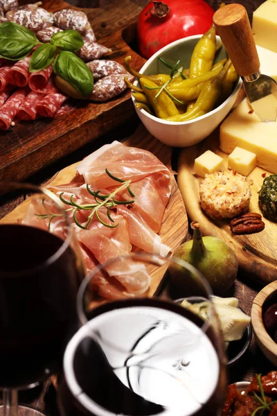 Italiaanse antipasti, wijn hapjes set. Verscheidenheid van kaas, mediterrane — Stockfoto