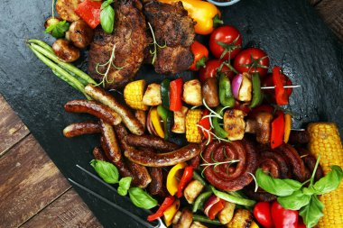 Çeşitli lezzetli ızgara et ve sebze rus tarih ile şiş