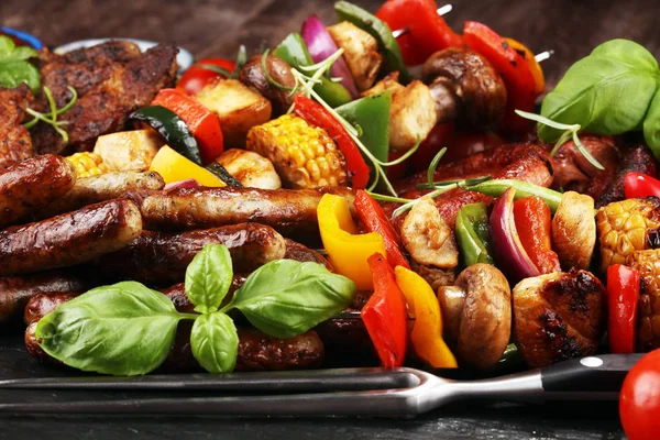 Çeşitli lezzetli ızgara et ve sebze rus tarih ile şiş