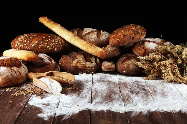 不同种类的面包和面包卷在船上从上面。潘基文 — 图库照片