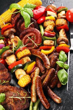 Çeşitli lezzetli ızgara et ve sebze rus tarih ile şiş