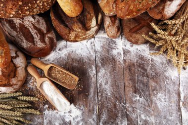 Ekmek ve ekmek çeşitleri gemide yukarıdan alır. Kı