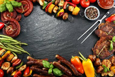 Çeşitli lezzetli ızgara et ve sebze rus tarih ile şiş