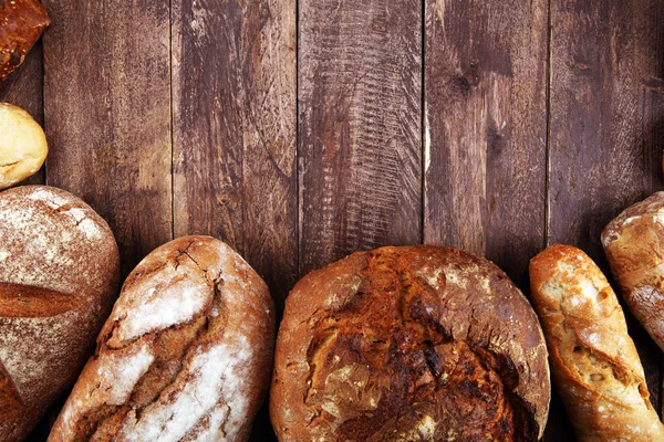 Verschillende soorten brood en brood broodjes aan boord van bovenaf. Ki — Stockfoto