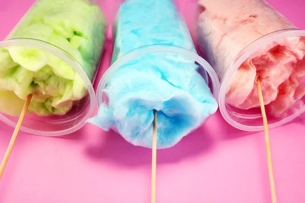 Kolorowe nici z bawełny cukrowej. słodki partii żywności w kolorze różowym i zielonym — Zdjęcie stockowe
