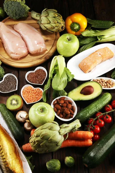 Egészséges ételek tiszta táplálkozás kiválasztása. gyümölcs, zöldség, magvak, su — Stock Fotó