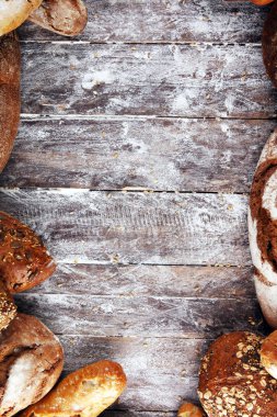 Ekmek ve ekmek çeşitleri gemide yukarıdan alır. Kı