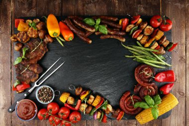 Çeşitli lezzetli ızgara et ve sebze rus tarih ile şiş