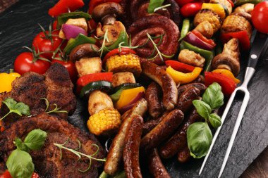 Çeşitli lezzetli ızgara et ve sebze rus tarih ile şiş